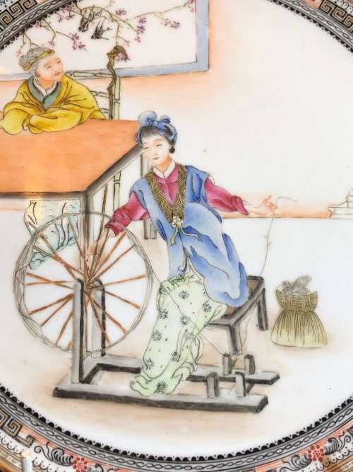 A REPUBLIC PERIOD CHINESE PORCELAIN CHARGER PLATE