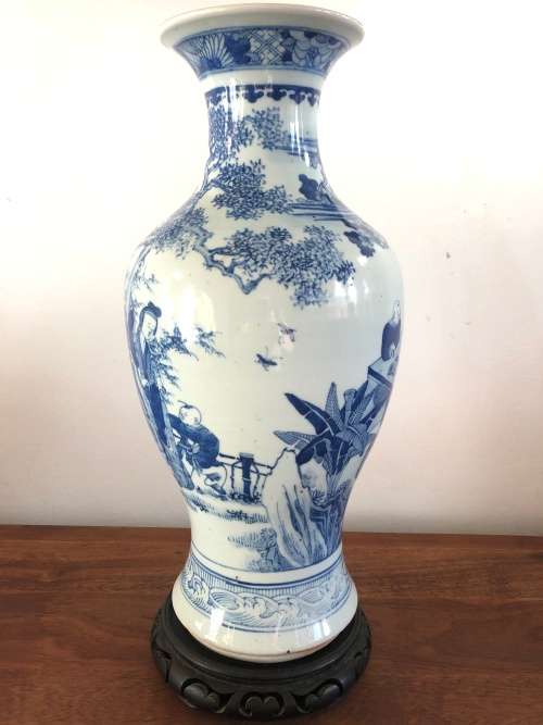 A LARGE 19TH CENTURY CHINESE PORCELAIN VASE WITH STAND (PLS READ CONDITION )