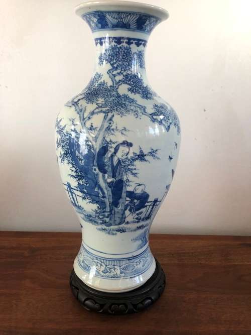 A LARGE 19TH CENTURY CHINESE PORCELAIN VASE WITH STAND (PLS READ CONDITION )
