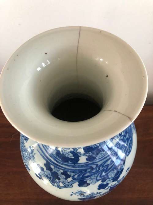 A LARGE 19TH CENTURY CHINESE PORCELAIN VASE WITH STAND (PLS READ CONDITION )