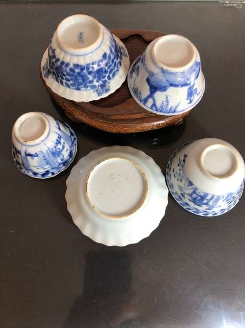 A SET OF CHINESE PORCELAIN TEA CUPS AND AND SMALL PLATE