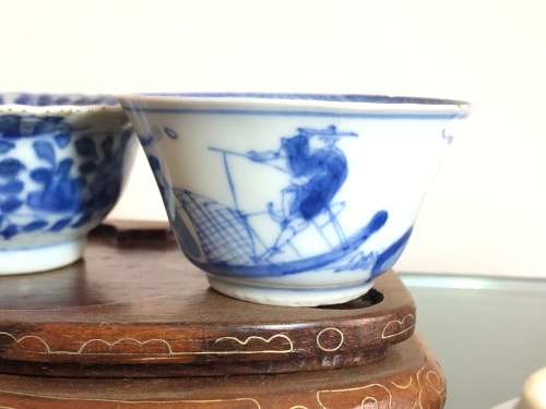 A SET OF CHINESE PORCELAIN TEA CUPS AND AND SMALL PLATE