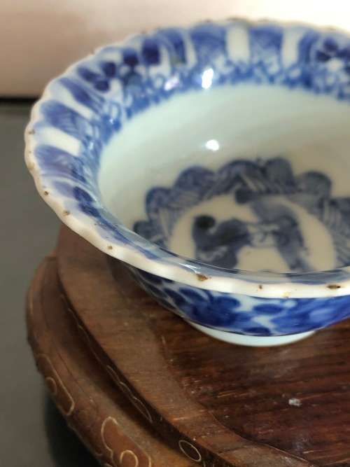 A SET OF CHINESE PORCELAIN TEA CUPS AND AND SMALL PLATE