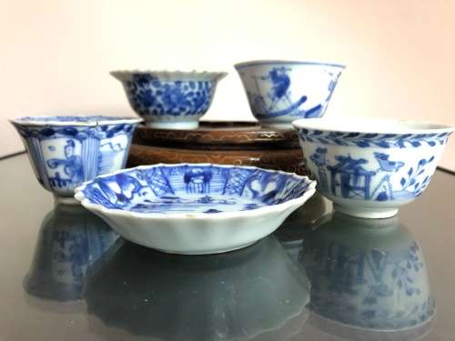 A SET OF CHINESE PORCELAIN TEA CUPS AND AND SMALL PLATE