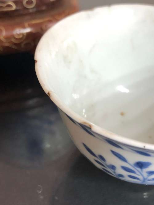 A SET OF CHINESE PORCELAIN TEA CUPS AND AND SMALL PLATE