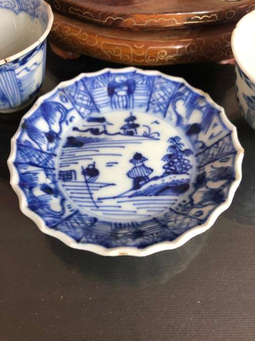 A SET OF CHINESE PORCELAIN TEA CUPS AND AND SMALL PLATE