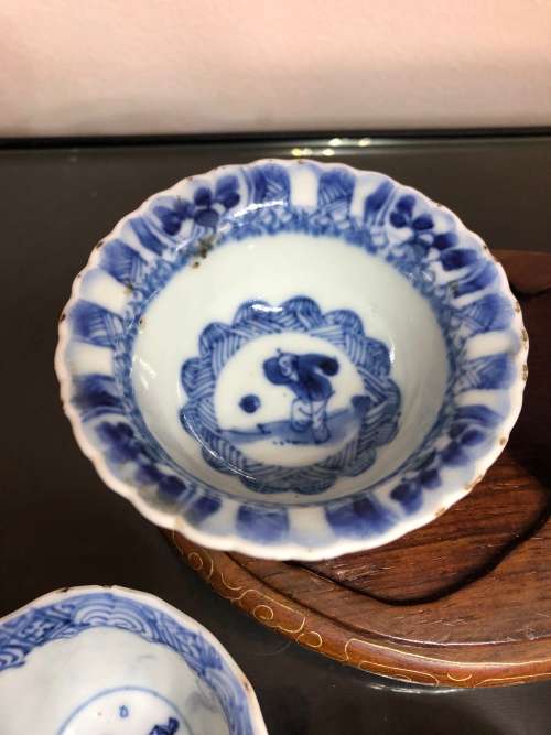 A SET OF CHINESE PORCELAIN TEA CUPS AND AND SMALL PLATE