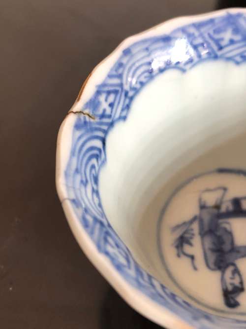 A SET OF CHINESE PORCELAIN TEA CUPS AND AND SMALL PLATE