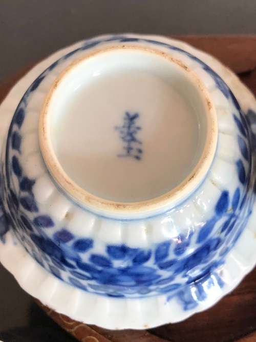 A SET OF CHINESE PORCELAIN TEA CUPS AND AND SMALL PLATE