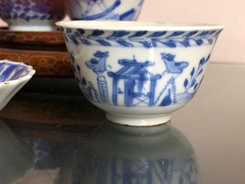 A SET OF CHINESE PORCELAIN TEA CUPS AND AND SMALL PLATE