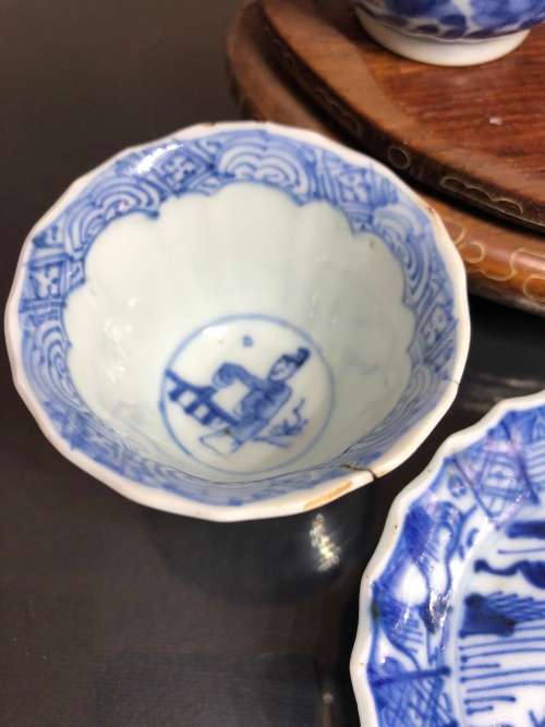 A SET OF CHINESE PORCELAIN TEA CUPS AND AND SMALL PLATE
