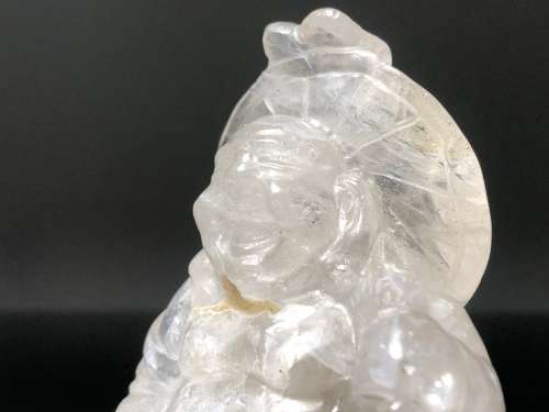 A SMALL LAUGHING BUDDHA FIGURINE CARVED IN CLEAR QUARTZ