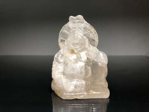 A SMALL LAUGHING BUDDHA FIGURINE CARVED IN CLEAR QUARTZ