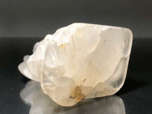 A SMALL LAUGHING BUDDHA FIGURINE CARVED IN CLEAR QUARTZ