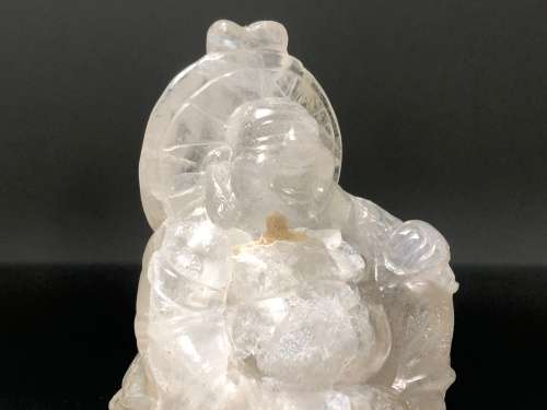 A SMALL LAUGHING BUDDHA FIGURINE CARVED IN CLEAR QUARTZ