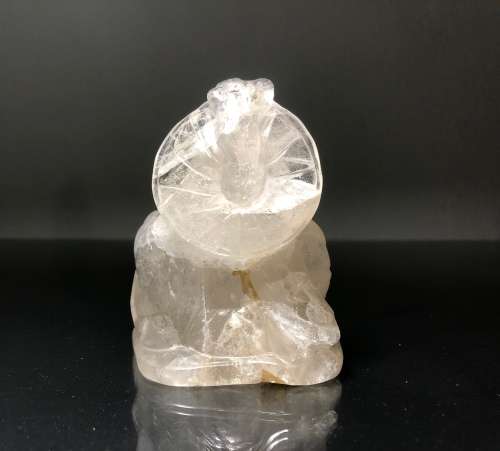 A SMALL LAUGHING BUDDHA FIGURINE CARVED IN CLEAR QUARTZ