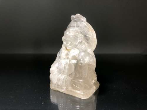 A SMALL LAUGHING BUDDHA FIGURINE CARVED IN CLEAR QUARTZ