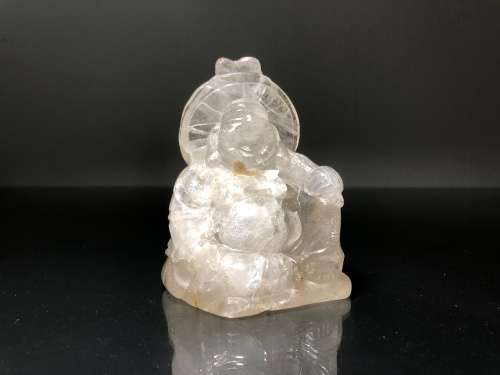 A SMALL LAUGHING BUDDHA FIGURINE CARVED IN CLEAR QUARTZ