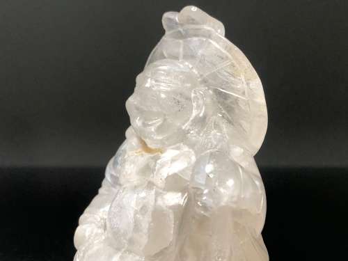 A SMALL LAUGHING BUDDHA FIGURINE CARVED IN CLEAR QUARTZ