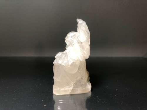 A SMALL LAUGHING BUDDHA FIGURINE CARVED IN CLEAR QUARTZ