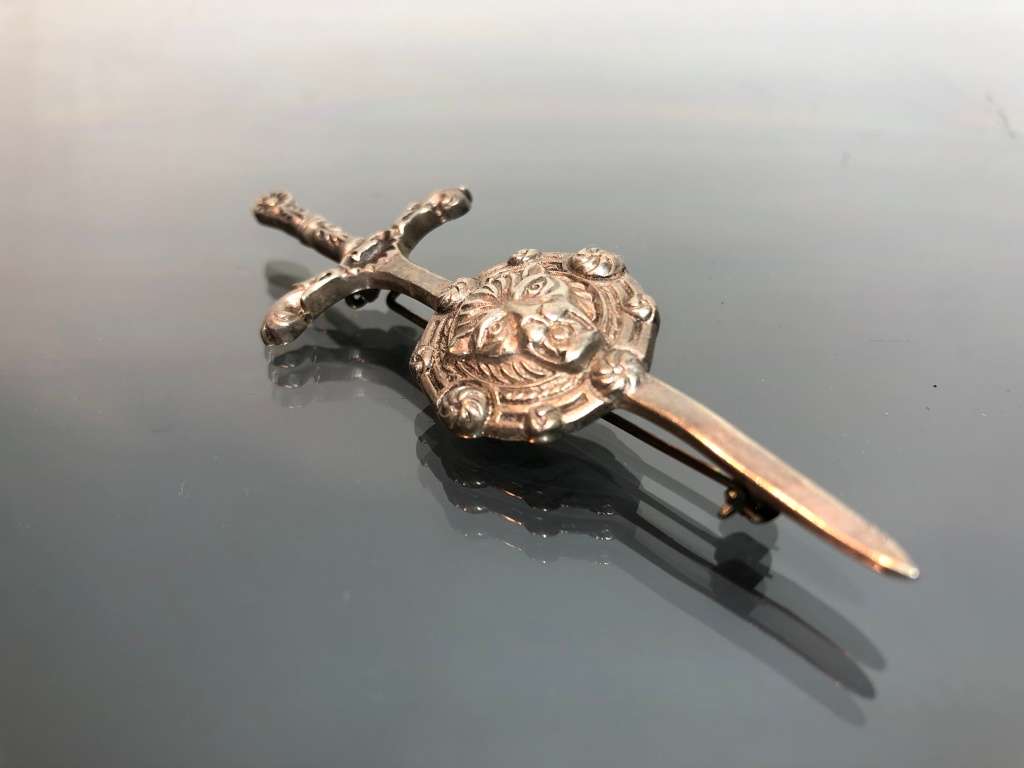A CLASSIC SCOTTISH STERLING SILVER KILT BROOCH BY ROBERT ALLISON