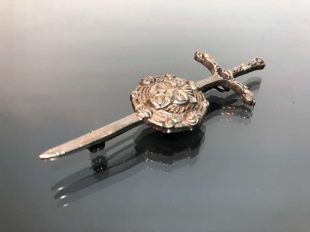 A CLASSIC SCOTTISH STERLING SILVER KILT BROOCH BY ROBERT ALLISON