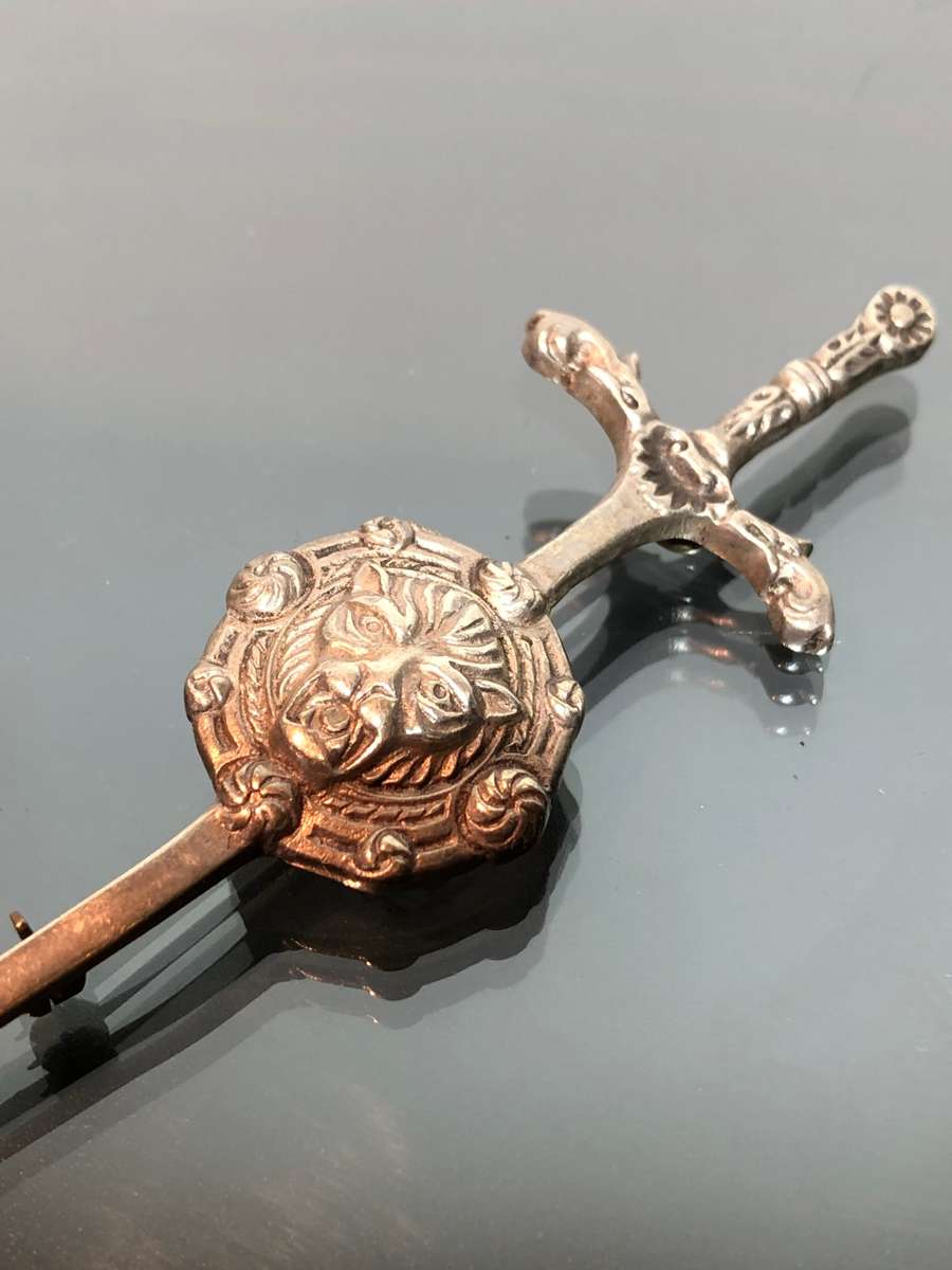 A CLASSIC SCOTTISH STERLING SILVER KILT BROOCH BY ROBERT ALLISON