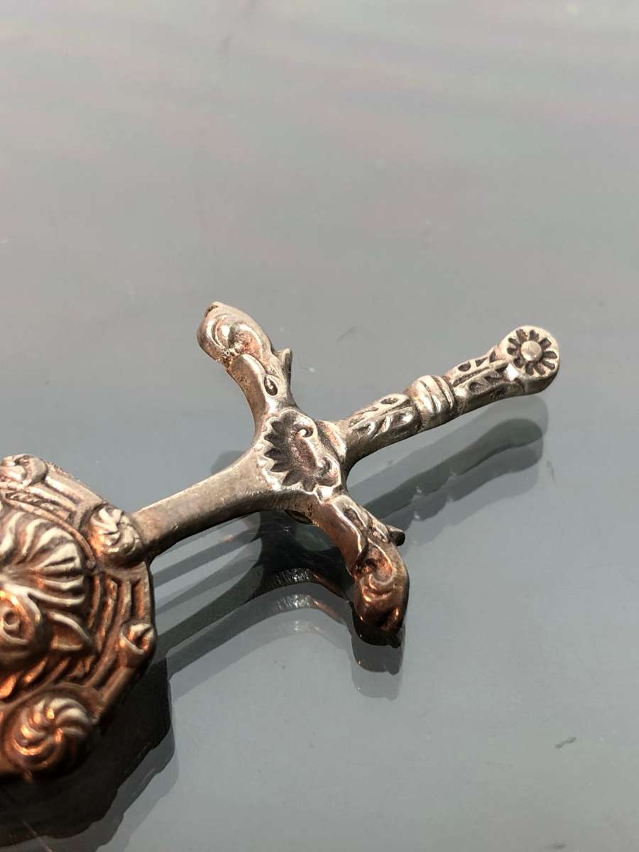 A CLASSIC SCOTTISH STERLING SILVER KILT BROOCH BY ROBERT ALLISON