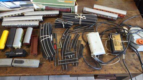 MODEL TRAINSET SORRY DID NOT TEST IT SOLD AS IS SHIPPING R55