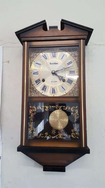 1952 Vintage  31 Day Wind-up  Wall Clock Ticking mechanical clock but only wants to be wind