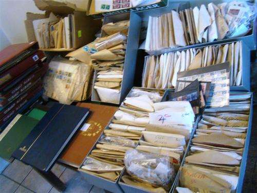 A  LARGE COLECTION OF STAMPS  - CONTAINING 19 ALBUMS AND FOLDERS. I RECEVED THIS LOT, BUT HAVE NO TI