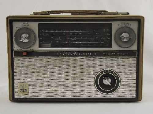 Late entry A VINTAGE GENERAL ELECTRIC HAND RADIO  SHIPPING R45