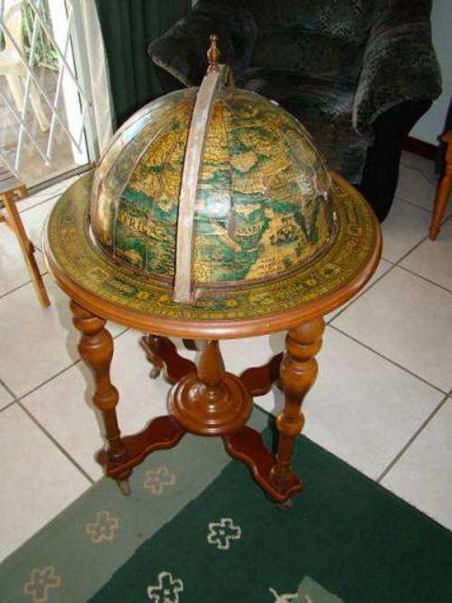 WORLD GLOBE LIQUOR CABINET MADE OF WOOD.