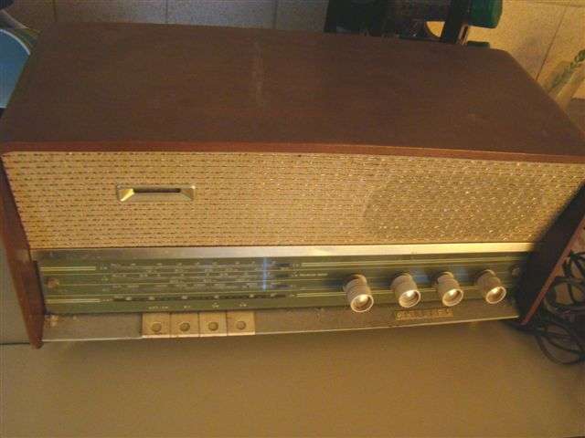 OLD TIME PHILIPS RADIO SHIPPING WILL BE R30