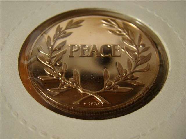 You are bidding on a lot of 3 Franklin Mint Bronze Christmas Token Coins. They are from the 1970's