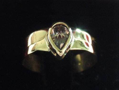 EXCELLENT LOOKING 9ct GOLD LADIES RING !!!