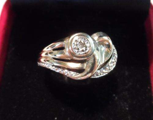 STUNNING WOMANS 9ct GOLD RING !