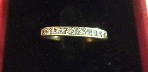 LOVELY LADIES 9ct GOLD RING !