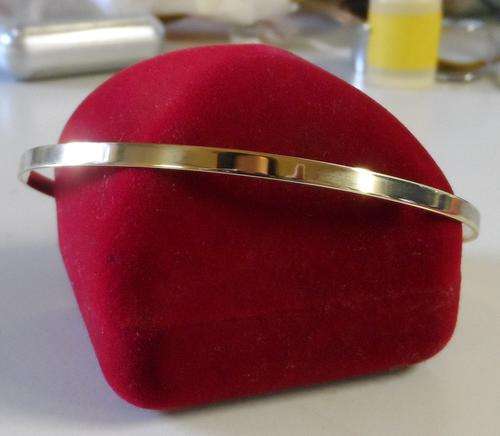 9ct GOLD BANGLE EXCELLENT CONDITION !
