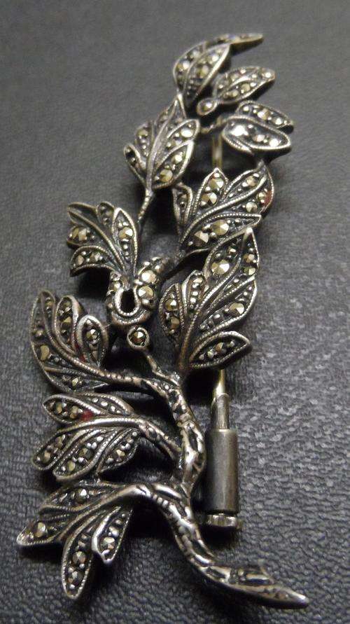 STUNNING ANTIQUE GENIUN 925 STERLING SILVER CHEST PIN WITH MARGAZIETS !