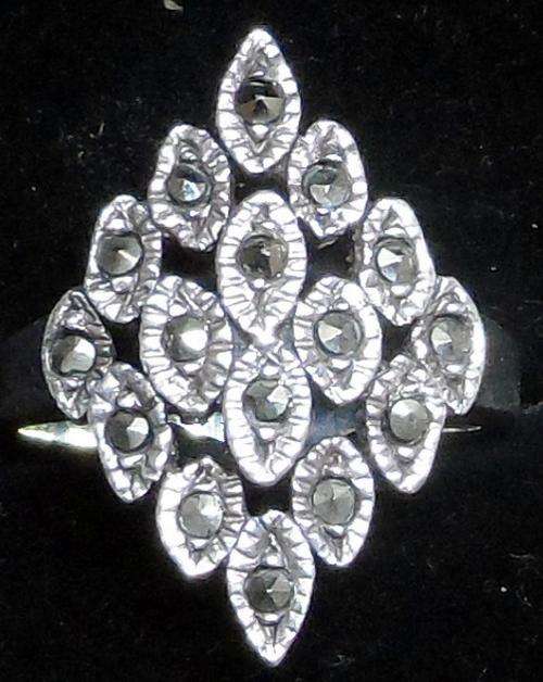 Stunning 925 Silver Marguerite Ladies Dress Ring!