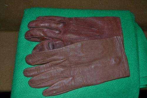 Leather Gloves. Medium size.