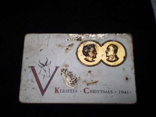 1941 WWII Christmas tin with original cigarettes