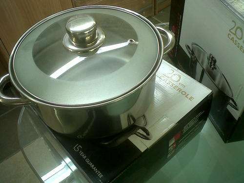BRAND NEW - HOME - 20 cm CASSEROLE POT - DESIGNED IN EUROPE GLASS LID-CRAZY  AUCTION