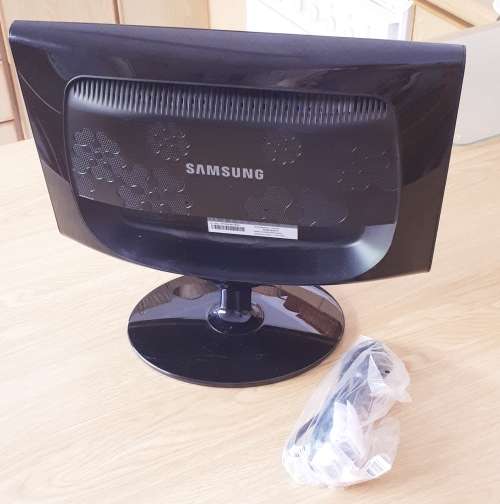 Samsung 16.0" Wide Screen LCD Monitor 633NW