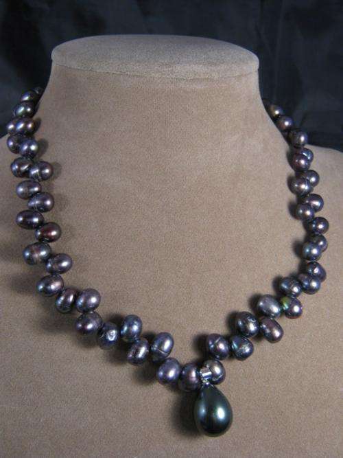 Black dancing freshwater pearl necklace with Seashell Pendant