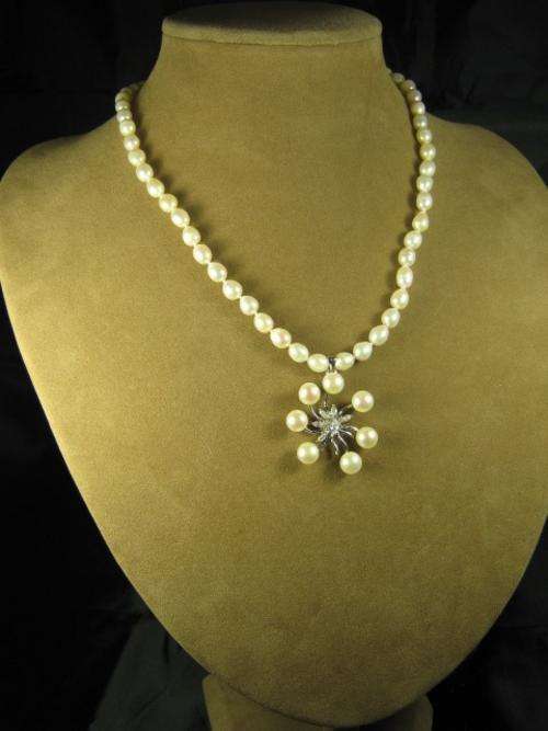 White freshwater pearl necklace