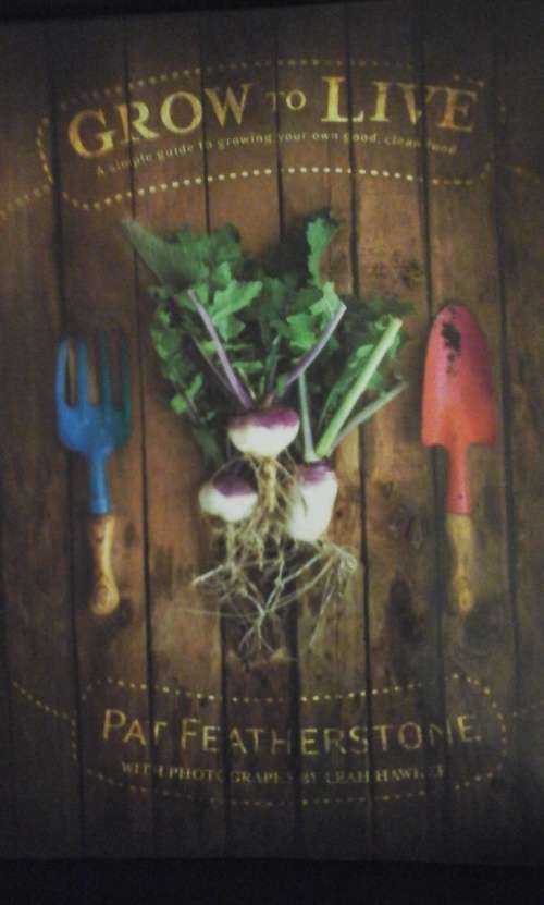 Grow To Live: A Simple Guide To Growing Your Own Good, Clean Food - Featherstone, Pat & Hawker, Leah