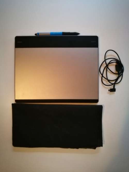 Wacom Intuos Pen & Touch Medium - MINT CONDITION!