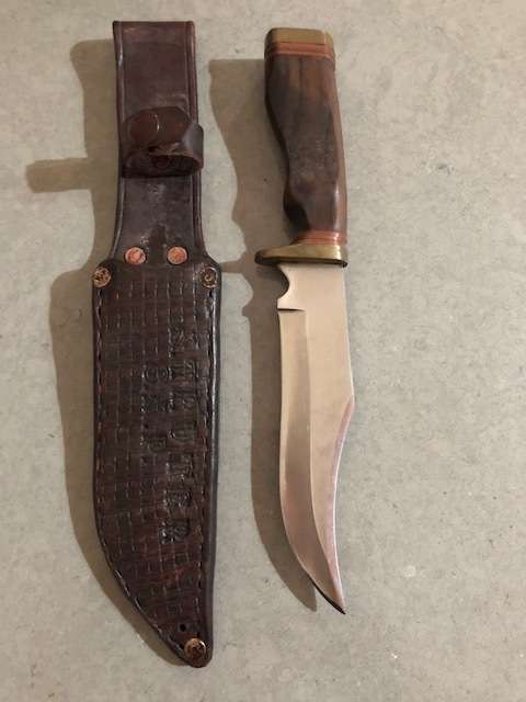 Hunter`s Knife in Leather Holster